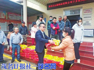 向困难群众发放慰问品。通讯员李正茂摄<br>