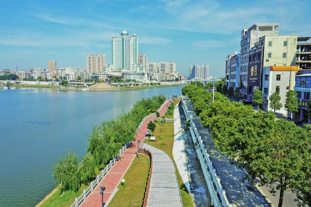 化州市三江六岸经过绿化美化改造后景色更优美.本报记者丘立贺摄 br>
