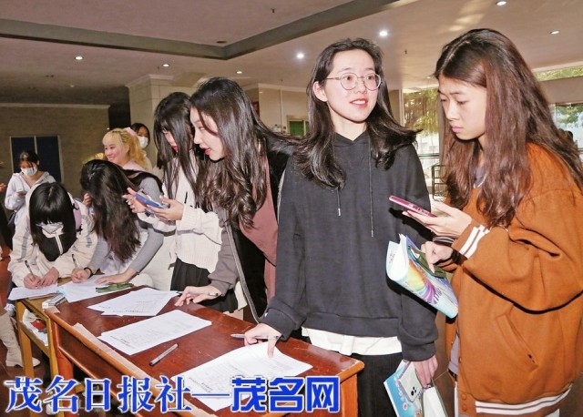 学生踊跃报名. 茂名日报社全媒体记者 李颜东摄.jpg