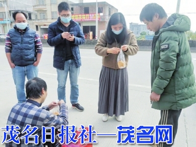 　　曹江镇镇干部、群众给智障兄弟带来面包和饮用水。<br>　　茂名日报社全媒体记者吴昊摄</p><p>