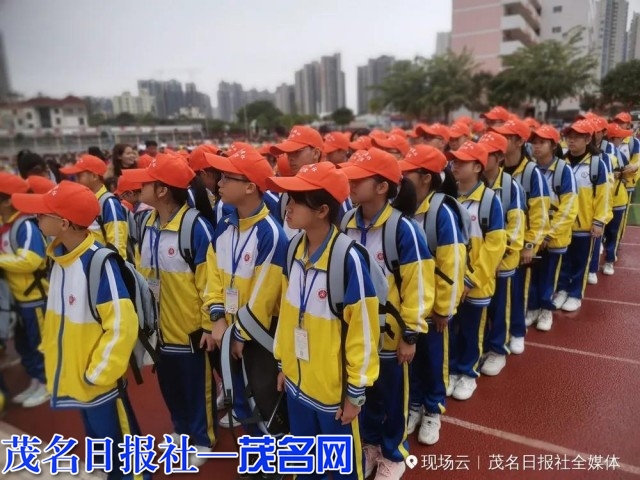 华英学校的茂名日报社全媒体小记者队伍。.jpg