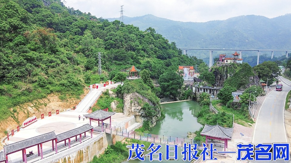 5月21日,记者在信宜市平塘镇石印庙前看到,庙前的石印森林公园广场已