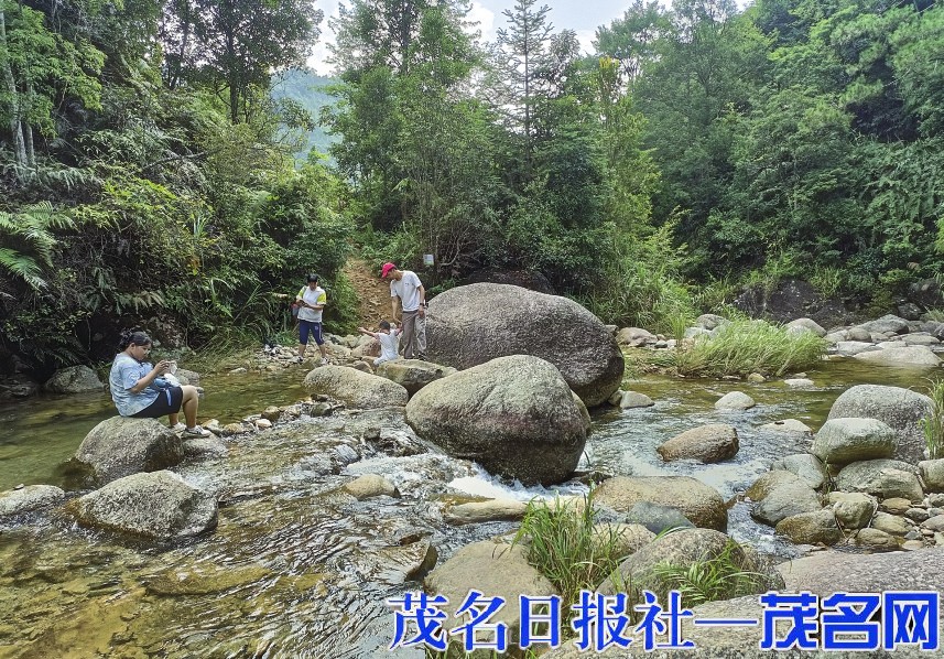 信宜市大成镇北梭河清凉溪水引来远方游人