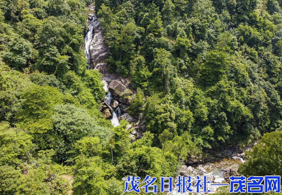 信宜市大成镇北梭河清凉溪水引来远方游人